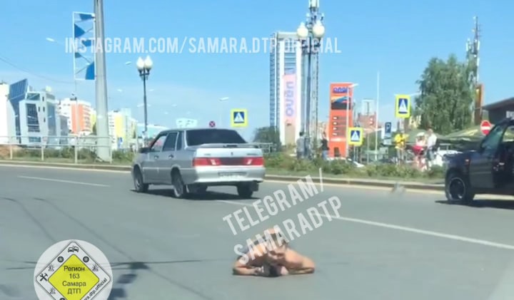 В Самаре полуголый мужчина перекрыл движение, ползая по Московскому шоссе 18 июля 2021 года