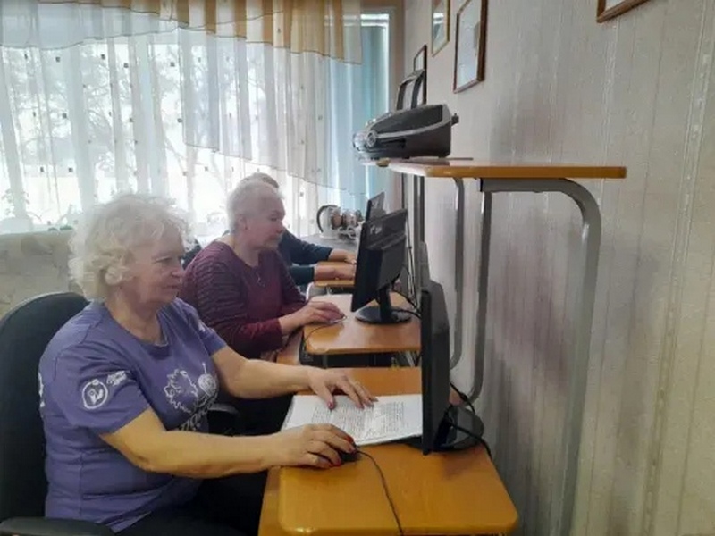 Пенсионеры Приволжского района повышают компьютерную грамотность 