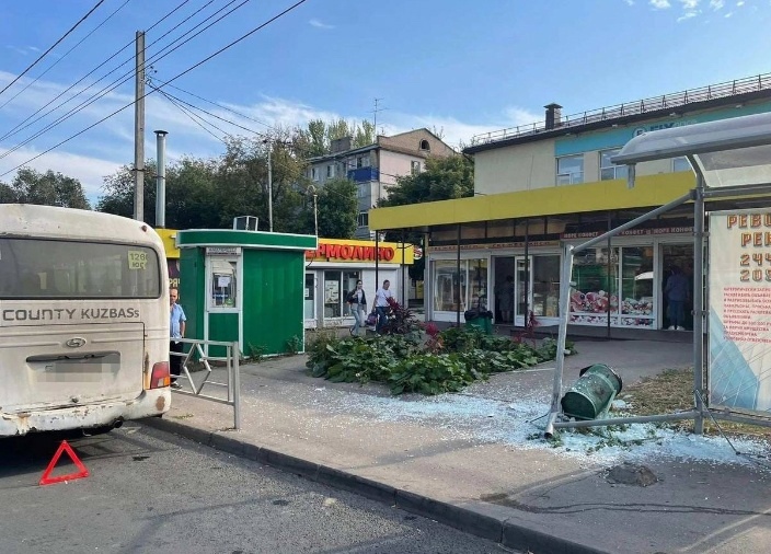 В Самаре автобус № 126 юг разнес остановку общественного транспорта на Антонова-Овсеенко