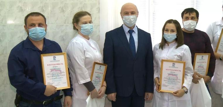 Самарские волонтеры дарят врачам "маленькие радости"