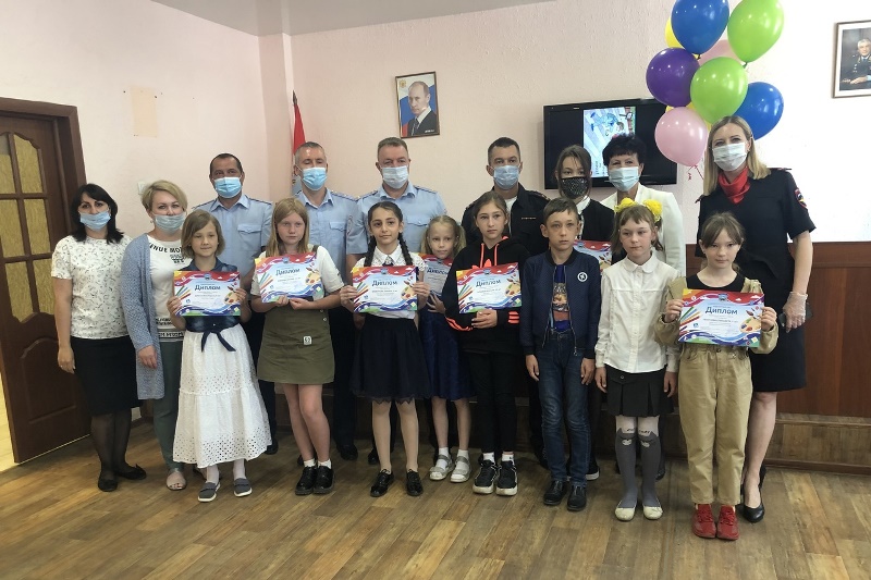 В Самарской области дорожные инспекторы наградили лучших юных художников