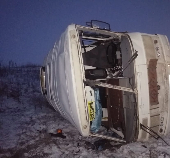 Съехал в кювет и перевернулся: в Самарской области в ДТП с вахтовым автобусом пострадали 14 человек