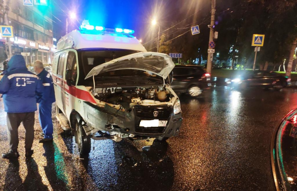 В Самаре 23 сентября 2021 года на улице Мичурина столкнулись карета скорой помощи и легковушка