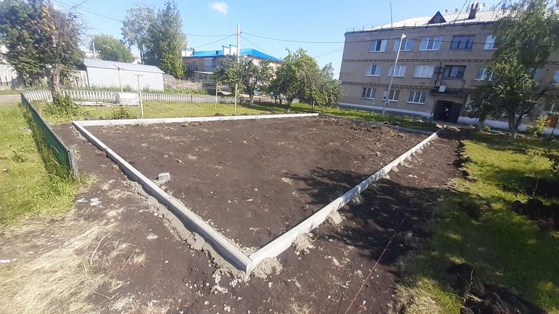 В селе Кошки Самарской области обустраивают новую детскую площадку 