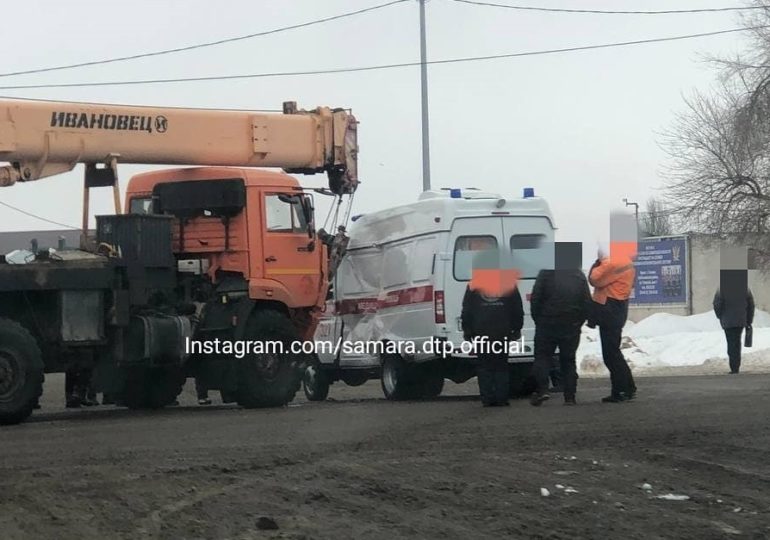 При столкновении автокрана и скорой помощи в Самаре пострадали три человека