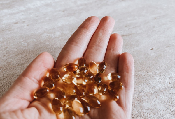 Могут ли БАДы и витамины остановить выпадение волос: мнение трихолога