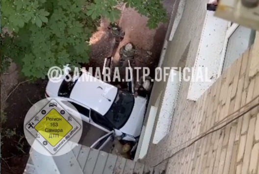В Самаре 27 июня автомобиль врезался в жилой дом на улице Строителей, 11