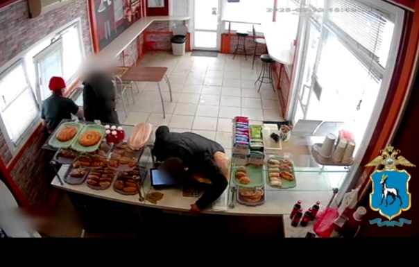 Тольяттинец пришел в пекарню за выпечкой, а в итоге вынес деньги из кассы