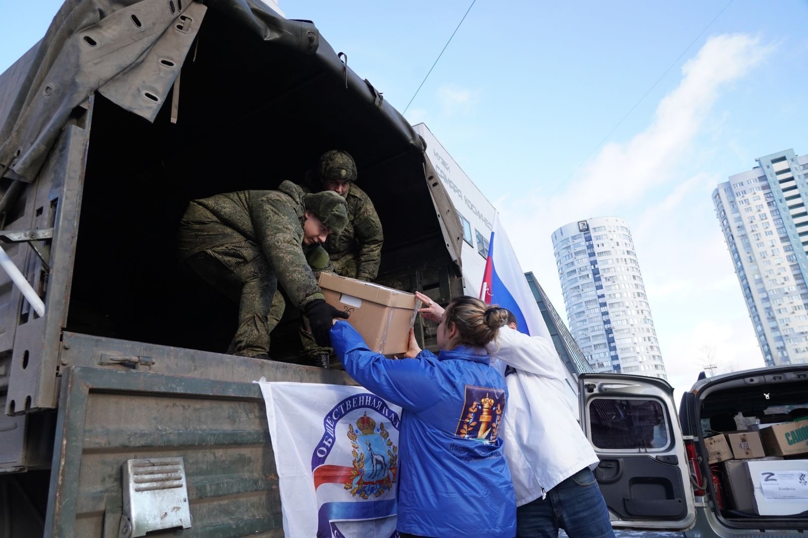 Вести самара местное. Акция гуманитарная помощь военнослужащим. Рамка гуманитарная помощь солдатам. Гуманитарный конвой из Югры фото. Конвой на зоне.