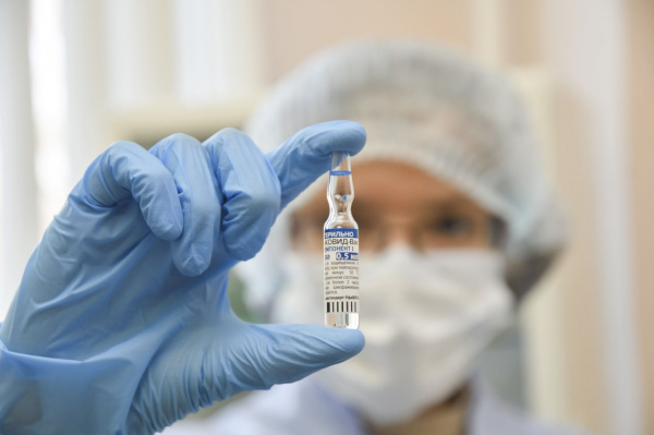 Более 500 сотрудников организаций Волжского района прошли вакцинацию от COVID-19 на работе