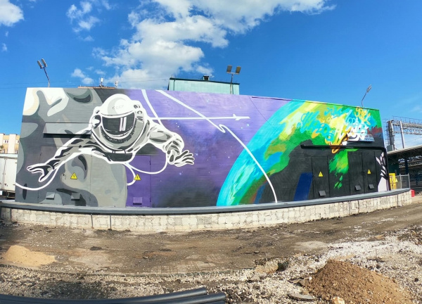 В Самаре на площади у железнодорожного вокзала появился "космический" мурал