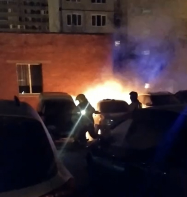 В Тольятти ночью на Дзержинского сгорела машина   