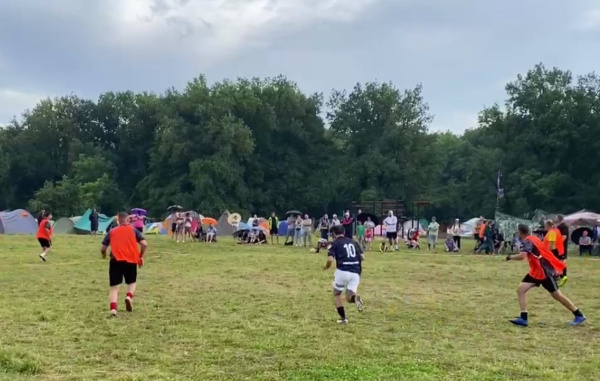 На Мастрюковской поляне прошла товарищеская игра между сборной фестиваля и ветеранами самарского футбола