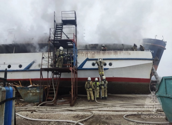 Тушат 90 человек: в Самаре на берегу реки загорелся пассажирский теплоход