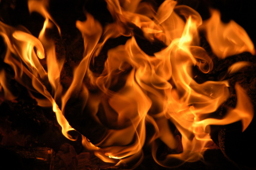 Погиб человек: в Тольятти 11 января загорелась кладовка в подвале жилого дома 