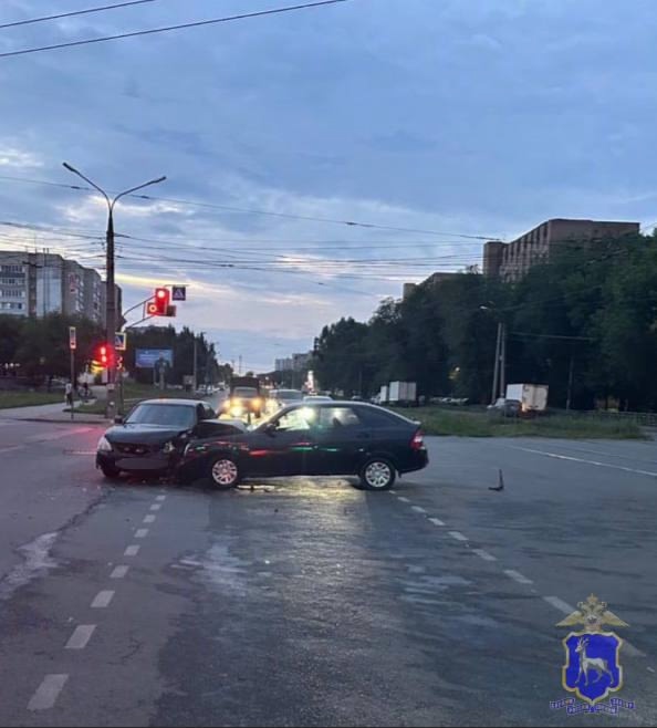 В Самаре на углу улиц XXII Партсъезда и Антонова-Овсеенко столкнулись две Приоры