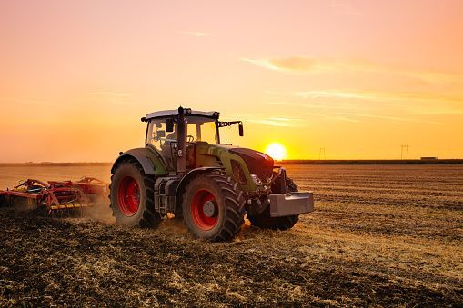 В Нижегородской области тракторист сельскохозяйственного производства умер в поле 