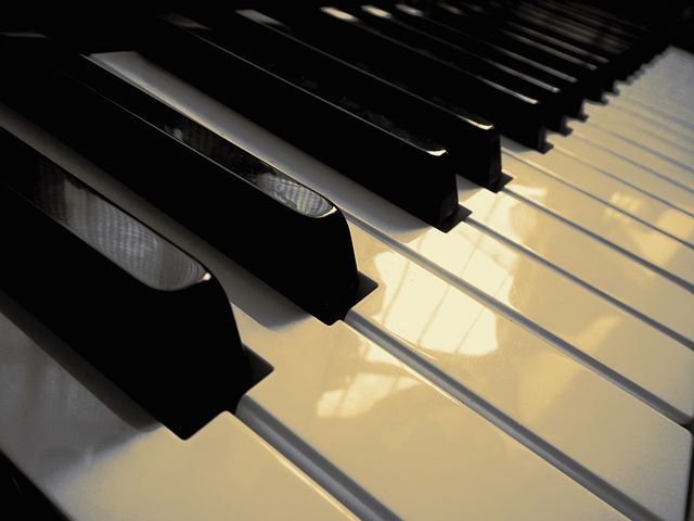 Гитара или пианино: самарцы, владеющие музыкальными инструментами, больше зарабатывают