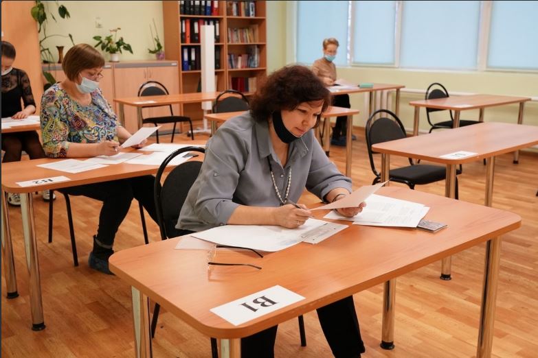 Дмитрий Азаров провёл круглый стол с родителями будущих выпускников и вместе с ними сдал пробный ЕГЭ