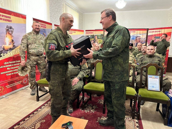 Губернатор Дмитрий Азаров в зоне СВО передал бойцам дополнительную спецтехнику