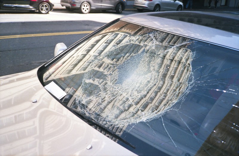 Прилетело в лоб: как получить компенсацию за разбитое камнем стекло машины
