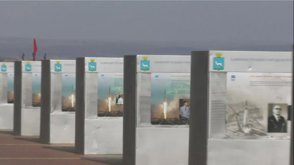 В Самаре ко Дню космонавтики на площади Славы открылась выставка архивных фотографий