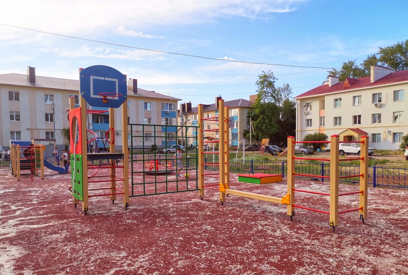 В одном из дворов Отрадного появилась новая детская площадка 