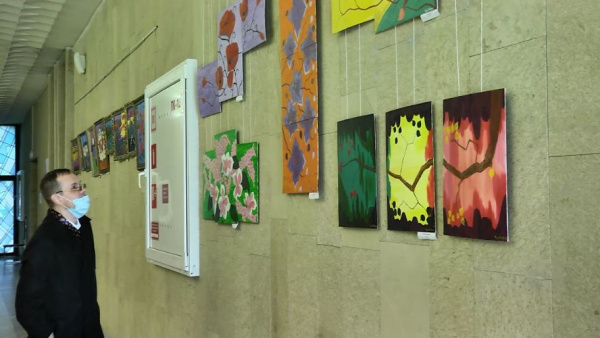 В Москве презентовали работы тольяттинского художника, который остался без рук после аварии