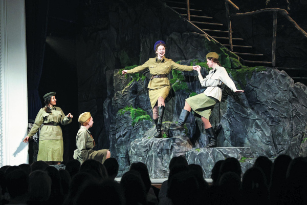 На самарской сцене представили премьеру музыкальной драмы "Зори здесь тихие"