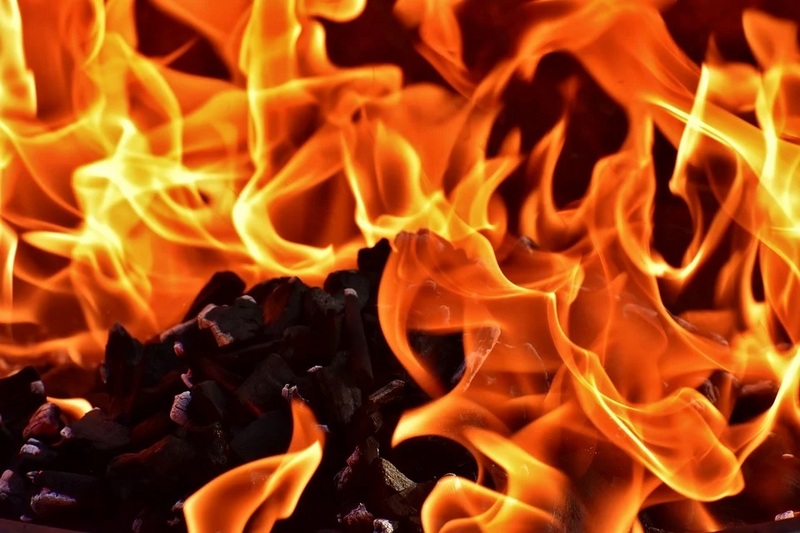 В крупном пожаре в Самарской области пострадали два человека