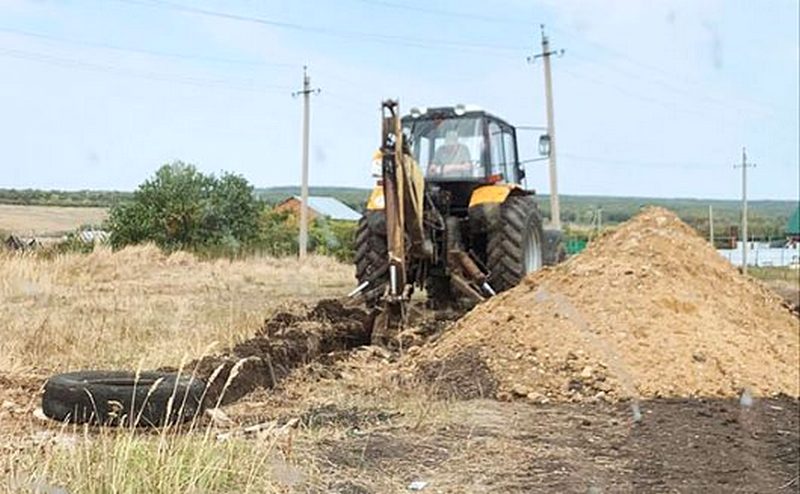 В селах Ставропольского района прокладывают новый водопровод 