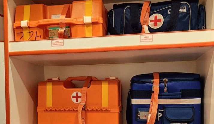 Мужчина напал на врачей "скорой" и удерживал их в квартире