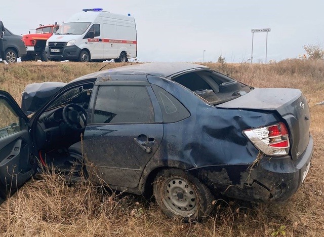 В Безенчукском районе автомобиль съехал в кювет и перевернулся