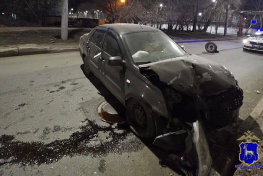 В Самаре около метро водитель въехал в металлическое ограждение