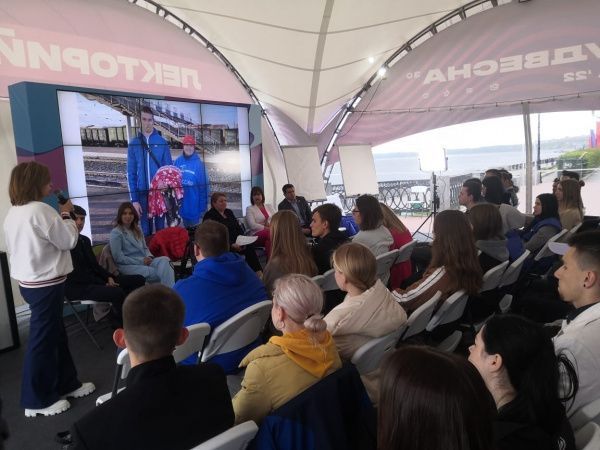 Фотовыставка "Своих не бросаем" и волонтерский воркшоп: участники "Российской студвесны" познакомились с самарскими добровольцами