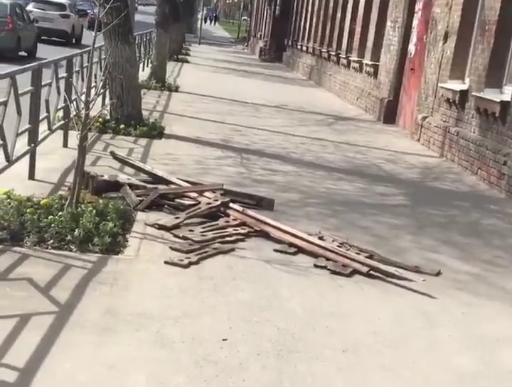 В Самаре на улице Красноармейской на тротуар рухнул балкон