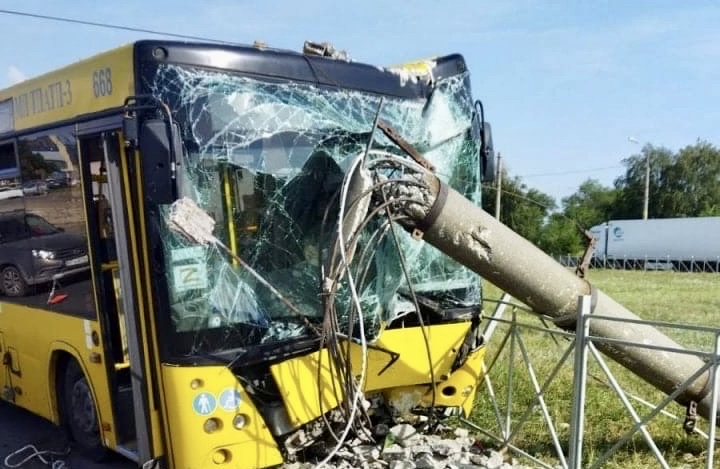 В Тольятти на Южном шоссе автобус протаранил столб