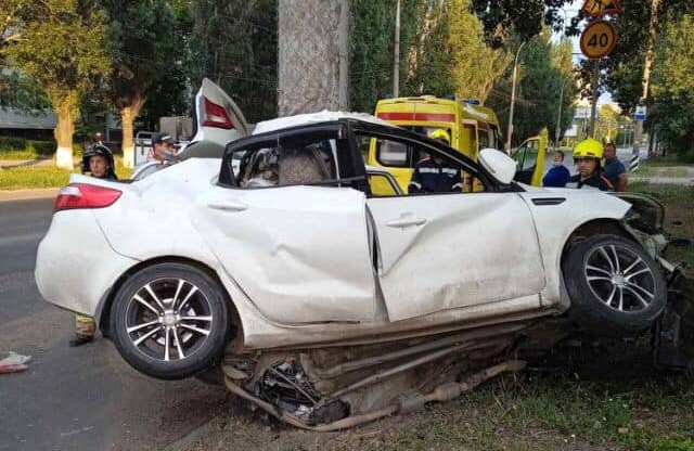 Машина сложилась пополам вокруг столба: в Тольятти водитель погиб в страшном ДТП