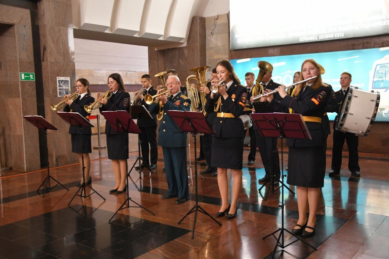 Музыканты из юридического института сыграли патриотические песни в метро