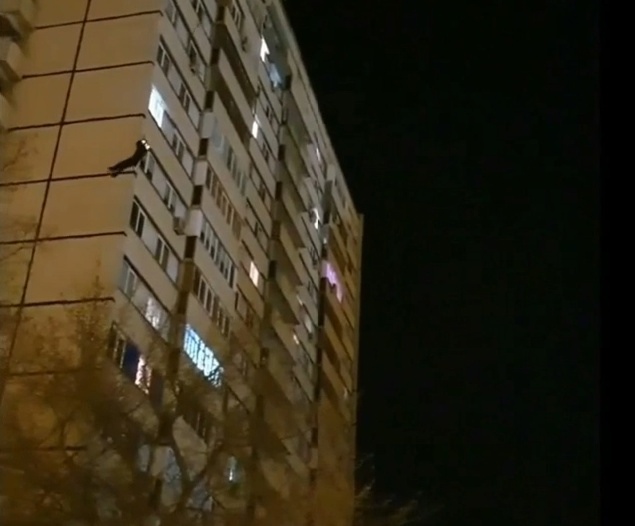 Тольяттинцев возмутил прыжок парня с высотки, попавший на видео