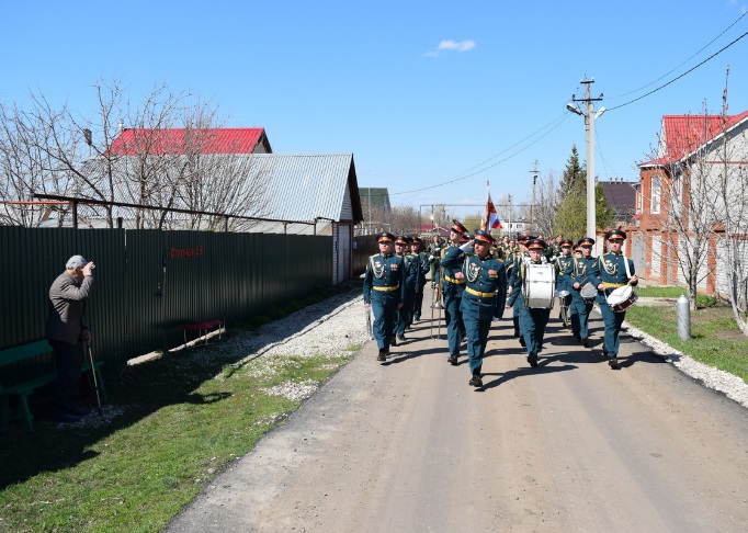 Военные устроили мини-парад у дома 96-летнего фронтовика-артиллериста в Самарской области
