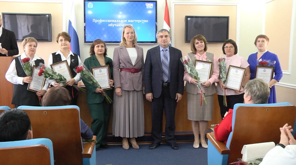 Наградили педагогов: в Самаре вручили губернаторские премии работникам образования
