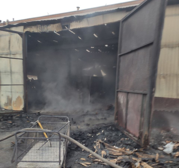 В Самаре потушили пожар в ангаре с пластиком на проспекте Кирова