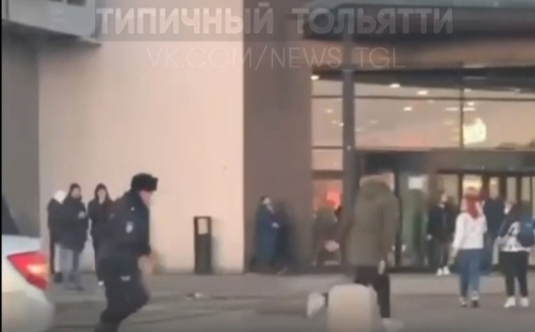 В Самаре у торгового центра мужчина убежал от полиции