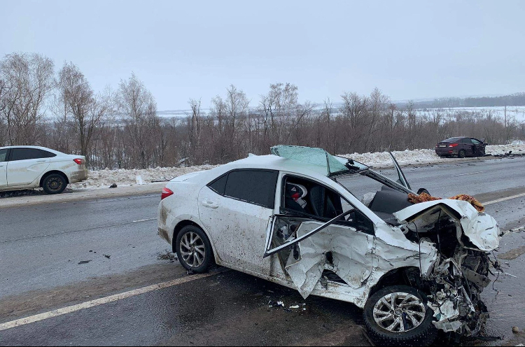 Один человек погиб и двое пострадали: в Самарской области сразу три машины попали в ДТП 