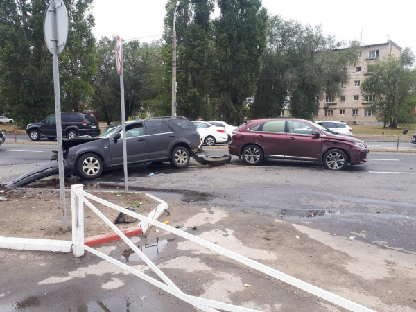 В Тольятти Cadillac врезался в столб, оборвал троллейбусные провода и отлетел в Lexus