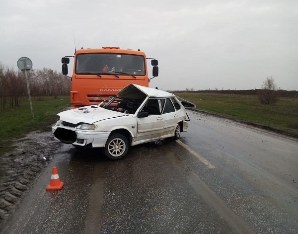 В Самарской области водитель "четырнадцатой" и ребенок пострадали при столкновении с КамАЗом