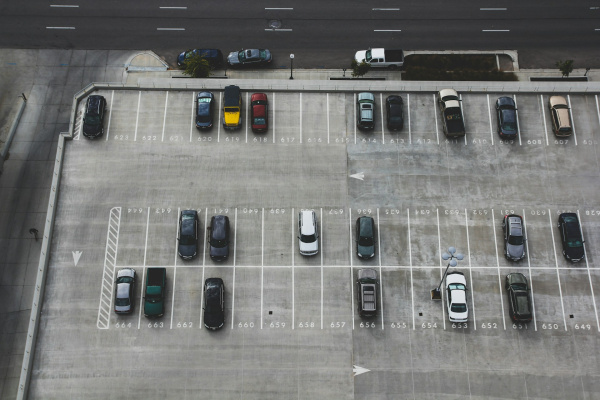 На российских платных парковках могут ввести период без штрафов