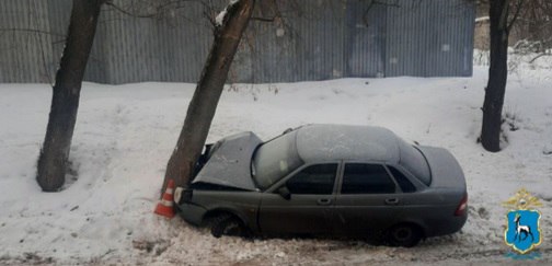 В Жигулевске пьяный автослесарь ездил на машине клиента и врезался в дерево