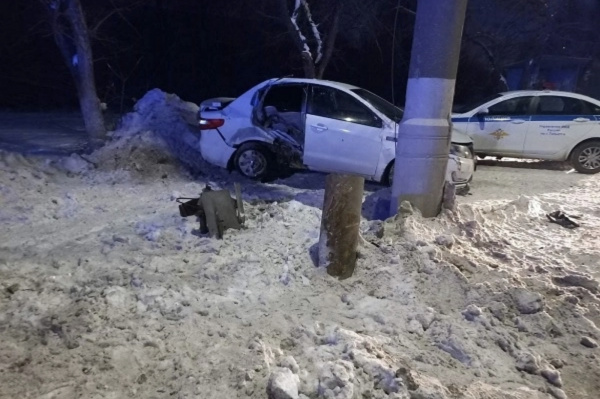 Въехал в столб: в Тольятти водитель иномарки попал в больницу после ДТП